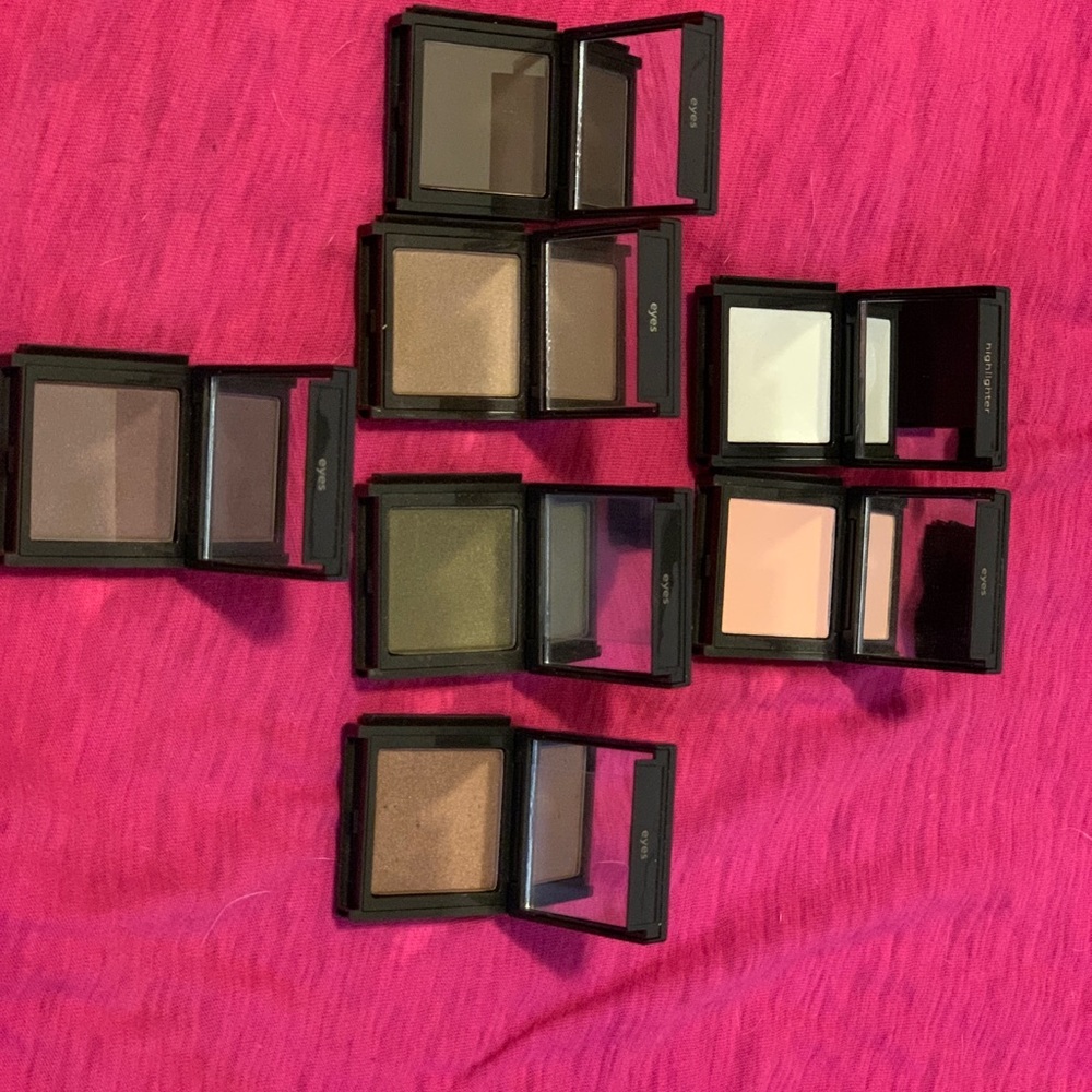 Jouer Single  Eyeshadows and one Highlighter